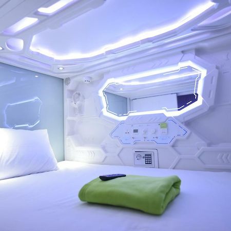 Whiz Capsule Hotel Thamrin Τζακάρτα Εξωτερικό φωτογραφία