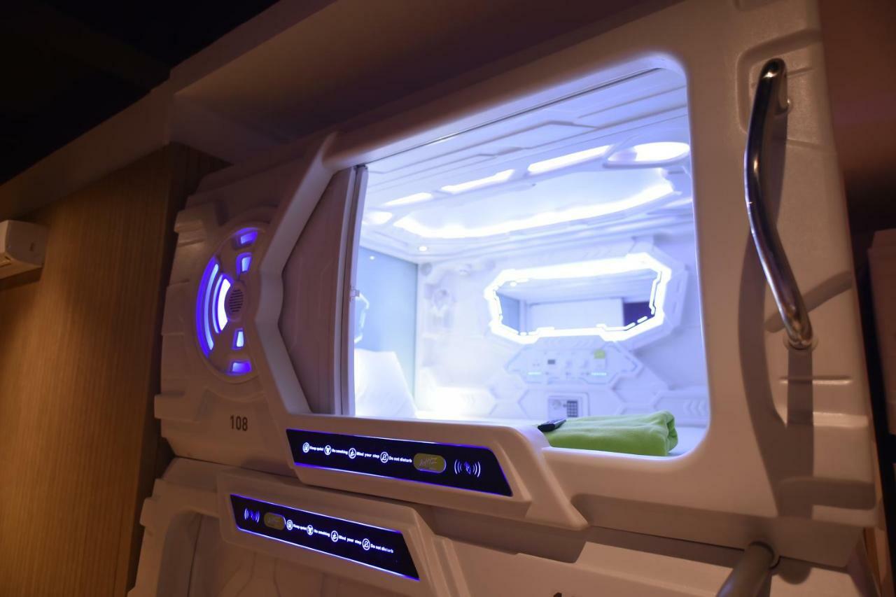 Whiz Capsule Hotel Thamrin Τζακάρτα Εξωτερικό φωτογραφία